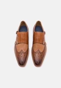 Pruuni nahast kingad segatud viimistlusega; tekstureeritud augulise ülemise osa, brogue-detailid ja klamber; terava nina disain.
