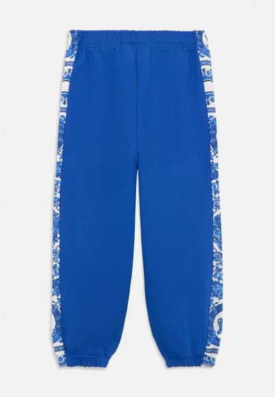 Blå trunks med elastisk midja och muddar; sidorna har ett blommigt och geometriskt blått-vitt mönster. Mjuk tyg, avslappnad passform.