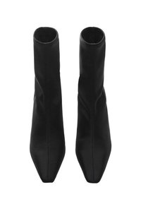 Bottes noires à chevilles en cuir lisse, avec un bout effilé et mince, une silhouette élégante et un design minimaliste agrémenté de détails de couture.