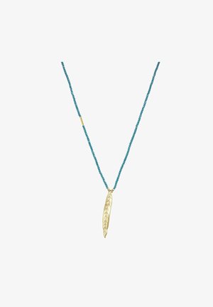 Tyrkisk perlekæde med en guldfjerpendant, der har en tekstureret overflade og en forlænget form. Guldindslag nær låsen.