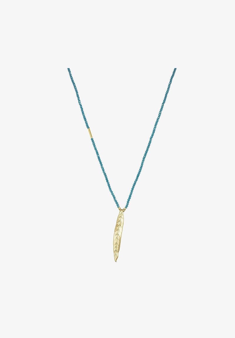Tyrkisk perlekæde med en guldfjerpendant, der har en tekstureret overflade og en forlænget form. Guldindslag nær låsen.
