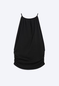 Robe noire sans manches avec fines bretelles, encolure froncée et côtés froncés à l'ourlet sur un fond clair uni.