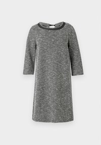 Rochie gri cu model în peisaj, cu mâneci trei sferturi și guler rotund. Prezintă un detaliu cu deschidere în spate și un material texturat.