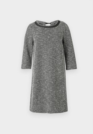 Robe à chevrons gris avec des manches trois-quarts et un col rond. Présente un détail de décolleté en forme de clé et un tissu texturé.