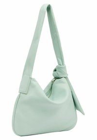 Sac hobo en cuir vert menthe clair avec une bandoulière nouée et une fermeture zippée en haut ; texture lisse et forme arrondie.