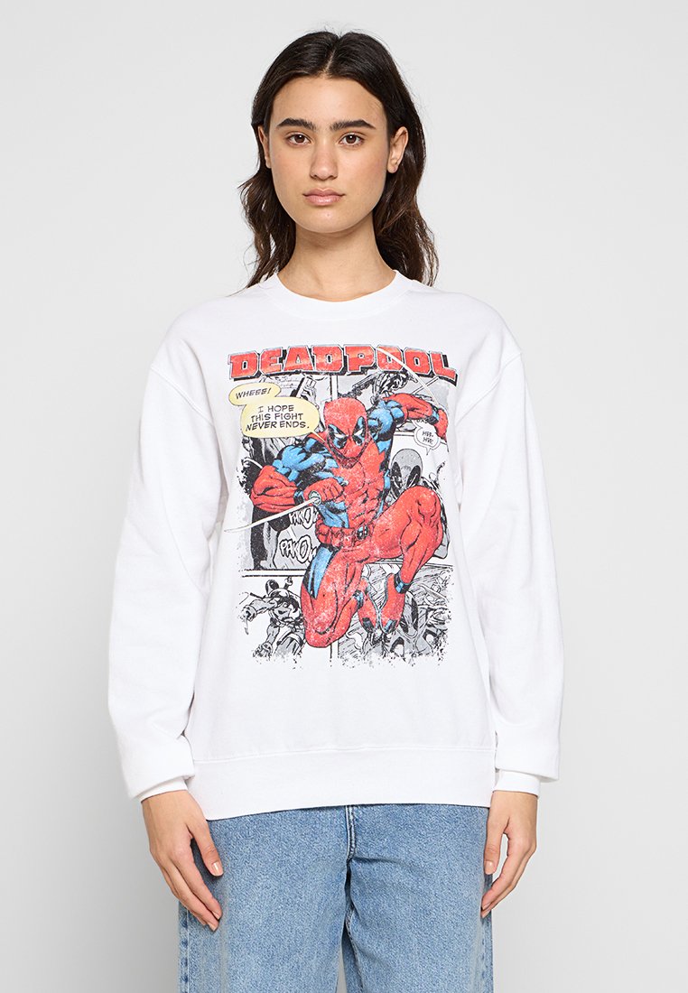 Vit sweatshirttroja med en stor, färgglad Deadpool-grafik framtill, som visar serietidningskonst med röda, blå och svarta detaljer.