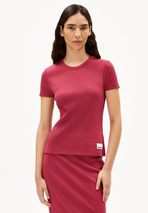 Korte mouwen, aangesloten t-shirt in donkerroze geribbelde stof, met een ronde halslijn en een klein merklabel aan de onderkant links.