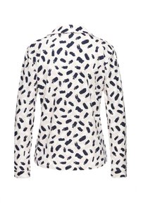 Langemouwenblouse met een kraag, gemaakt van lichte stof, met een witte achtergrond en een willekeurig donkerblauw penseelstrekenpatroontje.