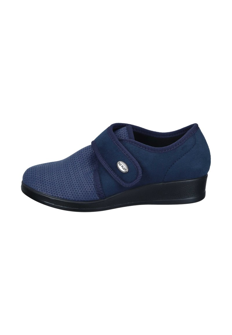 Scarpa casual blu navy con tomaia in mesh testurizzato, dettagli in camoscio e una fascia in velcro. Presenta una suola in gomma a wedge bassa per stabilità.