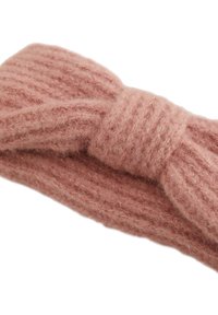 Puha rózsaszín kötött fejpánt csavart mintával, középen csomóval. A textúrája kényelmesnek és barátságosnak tűnik.