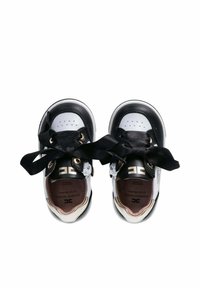 Sneaker per toddler in bianco e nero con larghe stringhe in satin nero legate a fiocco, occhielli dorati e logo decorativo sulla linguetta.