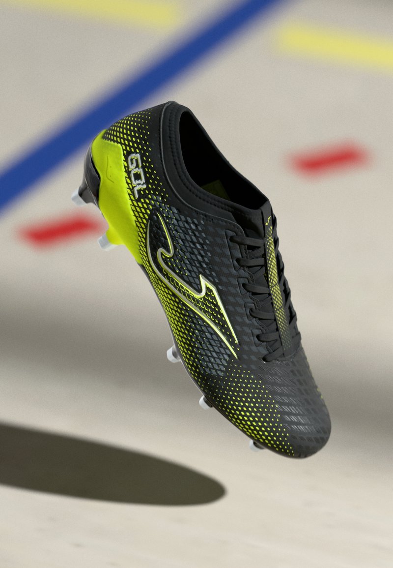 Mustard ja musta värvi jalgpalliketsad, millel on tekstureeritud ülemine osa, paela kinnitamine ja valged nupud haarde tagamiseks. Kujundusel on eristuv logo.