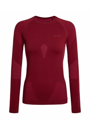 Chemise ajustée à manches longues en tissu texturé et extensible de couleur rouge foncé, avec des panneaux en mesh stratégiques et un branding discret sur la poitrine.