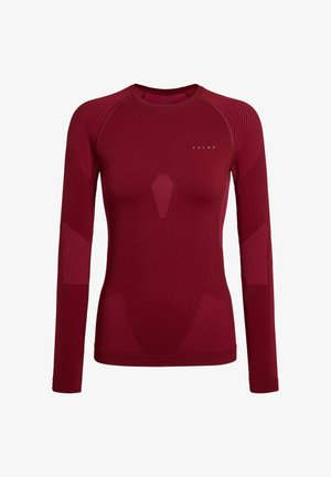 Chemise ajustée à manches longues en tissu texturé et extensible de couleur rouge foncé, avec des panneaux en mesh stratégiques et un branding discret sur la poitrine.