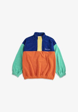 Pull polaire avec le haut bleu, le corps orange, les manches vertes, une fermeture éclair quart-jaune et « Bobo Choses » brodé sur la poitrine.
