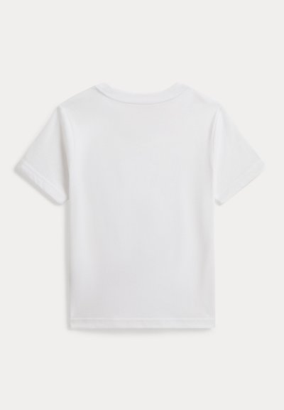 Απλό λευκό βαμβακερό T-shirt με κοντά μανίκια, εμφανισμένο από πίσω σε ανοιχτό φόντο.