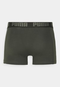 Bóxer PUMA en verde oscuro, fabricado con un tejido suave, cuenta con una cinturilla elástica negra con el logotipo de "PUMA" en gris. Corte clásico, sin patrones.