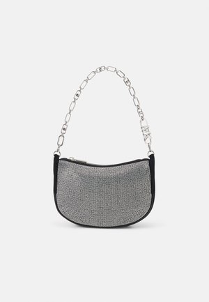 Sac à main en demi-lune noir avec un devant en strass argentés et une bandoulière en chaîne argentée composée de maillons rectangulaires entrecroisés, avec le détail du logo MK.