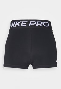 Czarne szorty Nike Pro z szerokim, elastycznym pasem, na którym znajduje się biały napis "NIKE PRO". Gładki, elastyczny materiał; długość do połowy uda.