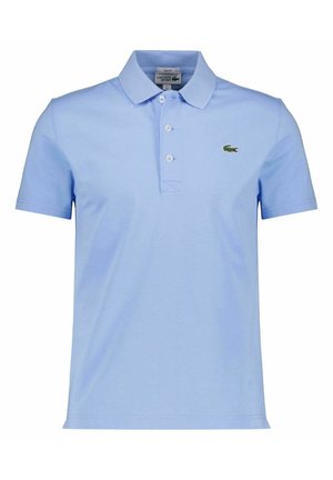 Polo bleu clair à manches courtes avec col, trois boutons et un petit logo crocodile vert sur la poitrine gauche.