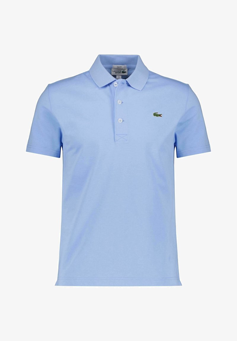 Polo bleu clair à manches courtes avec col, trois boutons et un petit logo crocodile vert sur la poitrine gauche.