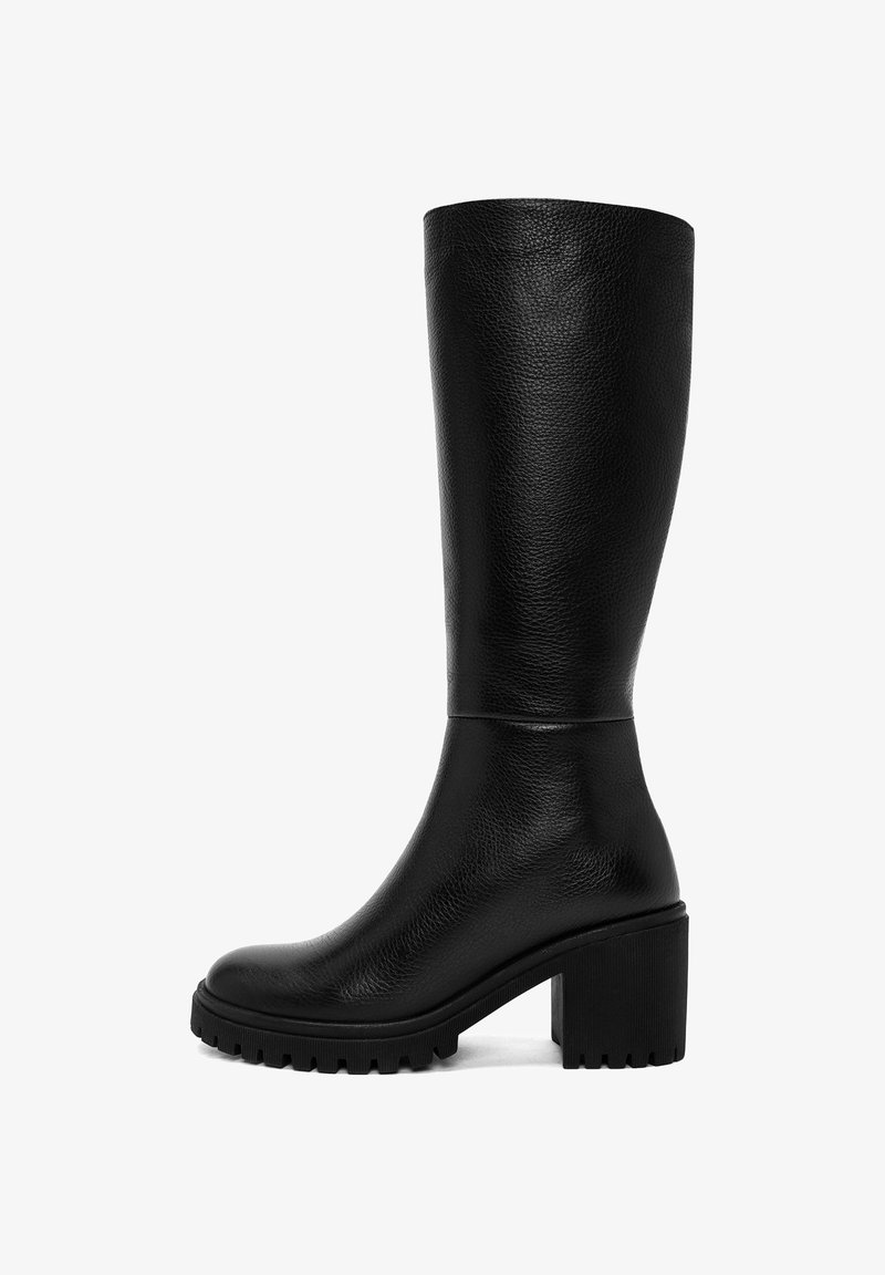 Stivali alti neri in pelle con finitura testurizzata, tacco a blocco e suola robusta. Design elegante e aderente senza alcun abbellimento aggiuntivo.