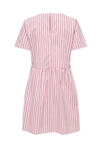Κοντό ροζ φόρεμα με κάθετες κόκκινες λεπτές ρίγες, κοντά μανίκια, σφηκοφωλιά στη μέση και κλείσιμο με κουμπιά στο πίσω μέρος.