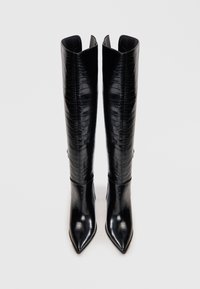 Schwarze kniehohe Stiefel aus Leder mit Krokodilprägung, mit spitzen Zehen und glatter Oberfläche. Verfügt über breite Öffnungen oben und eine elegante Silhouette.