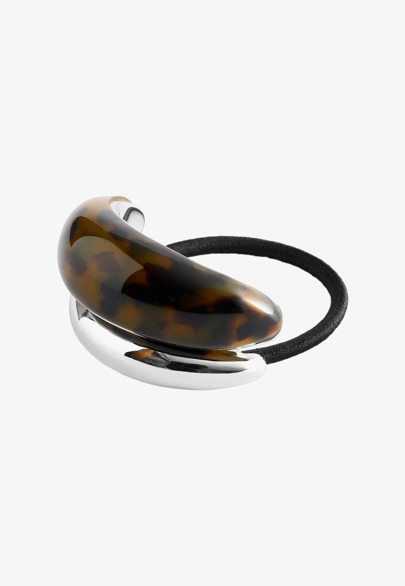Élastique à cheveux avec une bande élastique noire et deux pièces courbées attachées, l'une à motif écaille de tortue et l'autre de couleur argentée brillante.