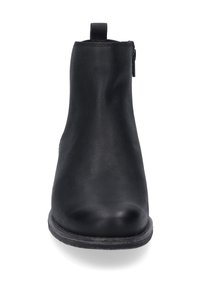 Botín negro con un acabado de cuero suave, puntera redonda, cremallera lateral y una lengüeta, que cuenta con un tacón bajo y apilado.