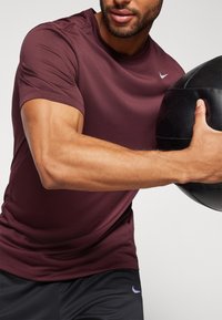 Nike Performance TEE RESET - Camiseta deportiva - burgundy crush/matte silver