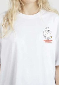 NordicBuddies MOOMIN MUUMIPEIKON KUKKA - Printtipaita - white
