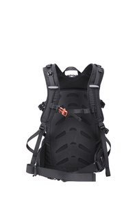 Schwarzer Rucksack mit einem Netzrückenpanel, verstellbaren Trägern, orangefarbenen Hardware und mehreren Stützriemen. Strukturierten Oberfläche und ergonomischem Design.