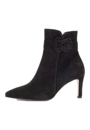 Sort ruskindsankelstøvle med spids tå, 8 cm stilettohæl og dekorativt sort juvelakcent på siden. Glat tekstur hele vejen igennem.