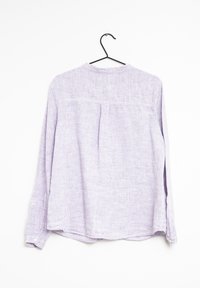 Camicia a manica lunga di un delicato colore viola chiaro, realizzata in un tessuto testurizzato simile al lino. Presenta un colletto semplice e una piega sul retro, con polsini con bottoni.
