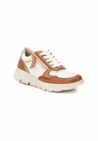Zapatilla con parte superior de cuero blanco perforado y acentos de cuero marrón. Presenta una cremallera lateral, cordones blancos y una suela gruesa de color crema.