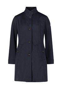 Imperméable bleu marine avec col montant, fermeture boutonnée, poches latérales et tissu lisse. Présente une coupe ajustée et un design longueur genou.