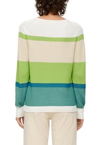 Sweter wykonany na drutach z poziomymi paskami w kolorach zielonym, beżowym i niebieskim. Okrągły dekolt, ściągacze przy rękawach i u dołu, oraz fakturowane wykończenie.