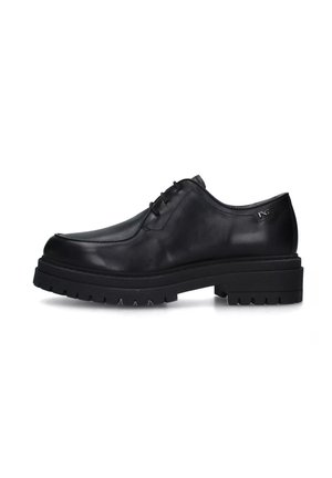 Scarpa da uomo in pelle nera con punta arrotondata, design con lacci, suola spessa in gomma nera e un piccolo logo decorativo sul lato.