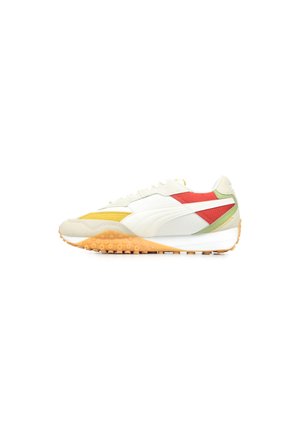 Sneaker atletica bianca con accenti gialli, rossi e verdi; suola in gomma testurizzata; design con lacci; linguetta e collare imbottiti.