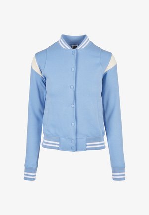 Šviesiai mėlyna universiteto stiliaus striukė su baltais akcentais. Turi briaunuotą apykaklę, sagų užsegimą ir dryžuotus rankogalius. Minkšta medžiaga ir prigludęs dizainas.