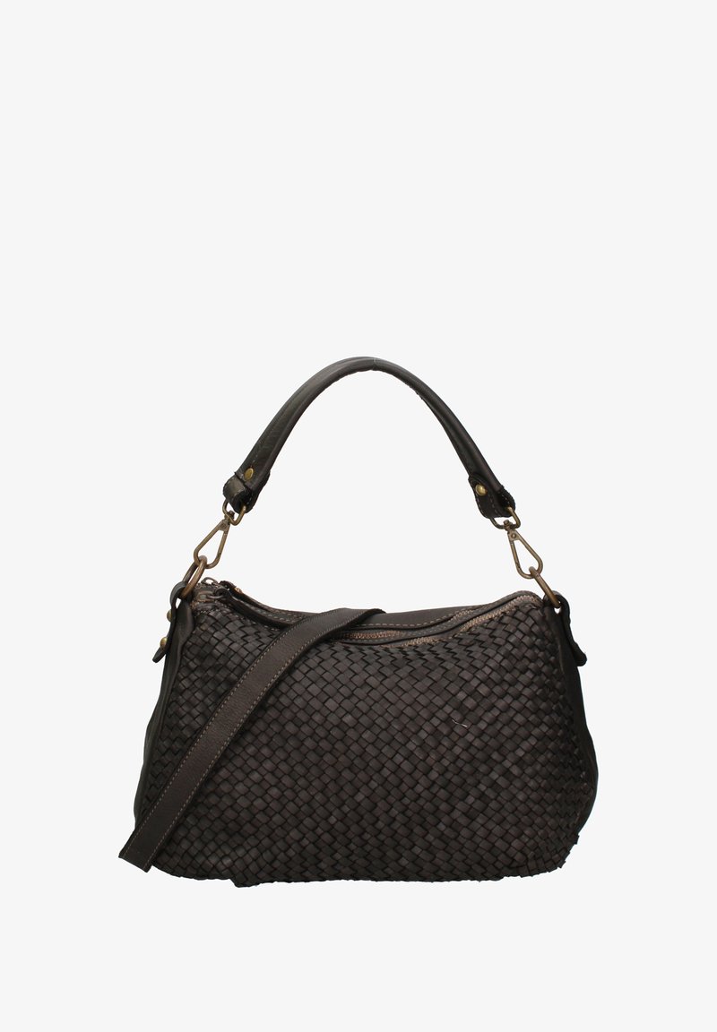 Bruine gevlochten leren handtas met een gebogen lichaam, korte handvat en verstelbare schouderriem. Voorzien van gouden hardware en een ritsluiting.