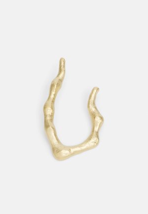 Anello in tonalità oro con un design irregolare e ondulato. Presenta una superficie testurizzata e spessori variabili, che ricordano forme organiche.