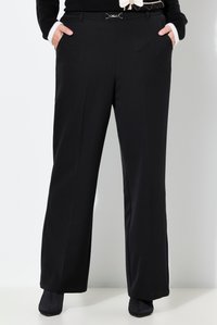 Černé široké kalhoty z hladké látky, s předními kapsami a stříbrnou přezkou opasku. Čisté linie a střih na míru.
