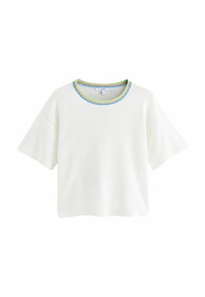 Bílý krátký rukáv top s kulatým výstřihem, zdobený texturovaným multicolor lemováním. Měkká tkanina, volný střih a minimalistický design.