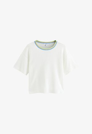 Valge lühikeste varrukatega topp ümmarguse kaelusega, millel on tekstureeritud mitmevärviline äär. Pehme kangas, mugav lõige ja minimalistik disain.