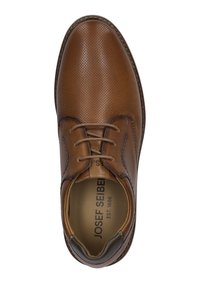 Hnědá kožená šněrovací bota s perforovaným svrškem, kulatou špičkou a kontrastními tmavě hnědými akcenty, s polstrovaným vnitřkem.