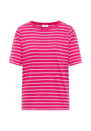 T-shirt rose à manches courtes avec des rayures blanches horizontales et un col rond.