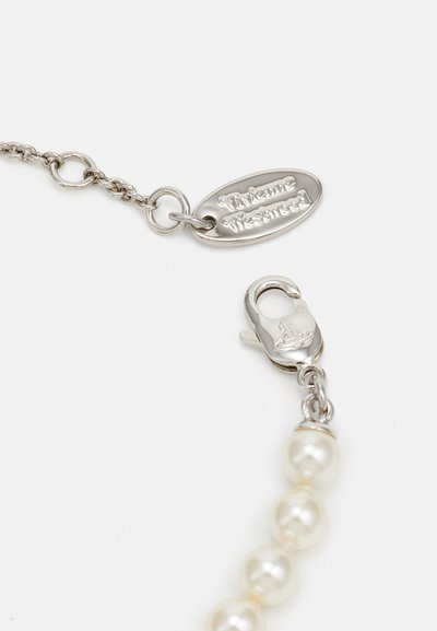 Chaîne en argent avec un fermoir à ressort, dotée d'une étiquette texturée gravée "Vivienne Westwood", ornée de perles crémeuses.