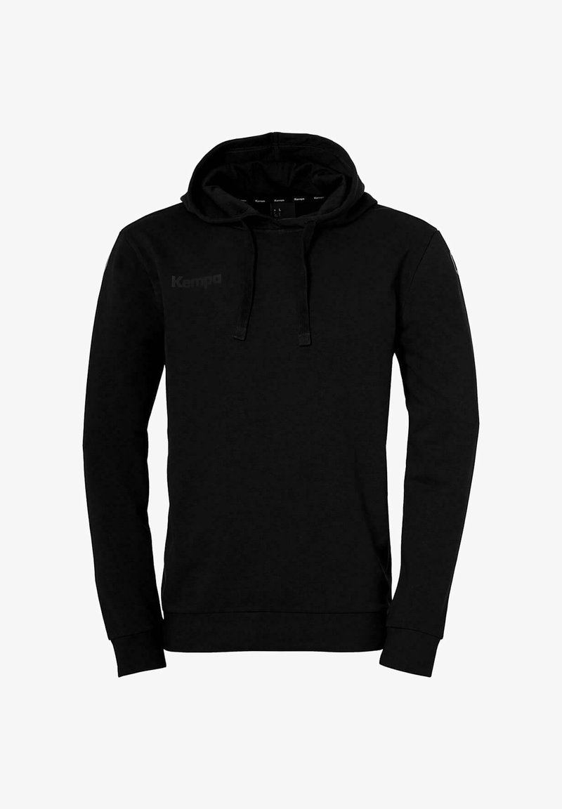 Sweatshirt à capuche noire en tissu doux, avec une poche kangourou, des poignets côtelés et un petit logo sur la poitrine.